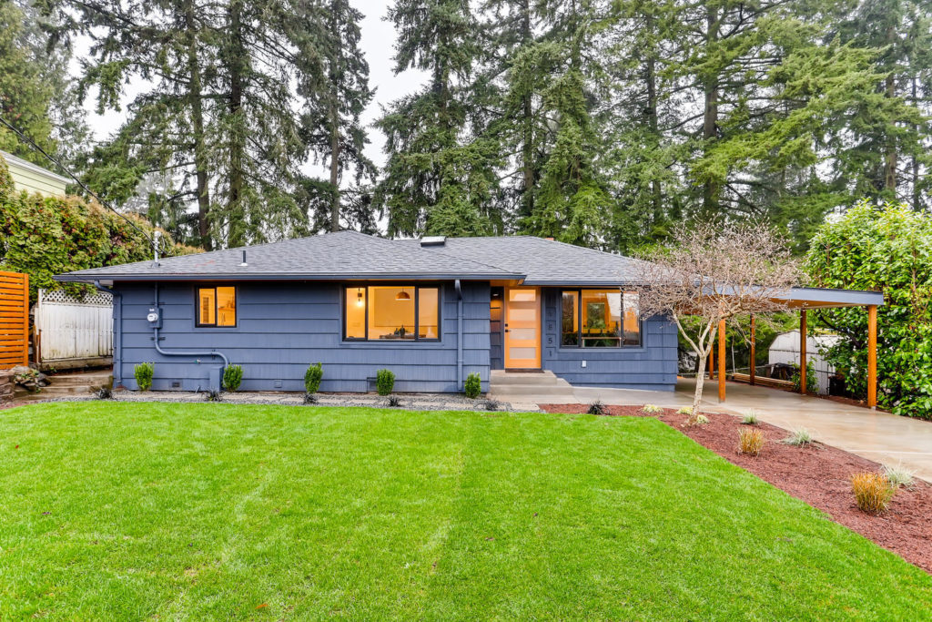 real estate image of blue ranch house