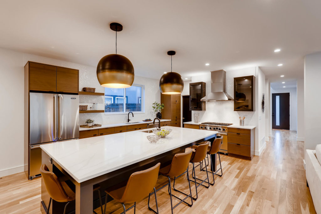 Kitchen with large island