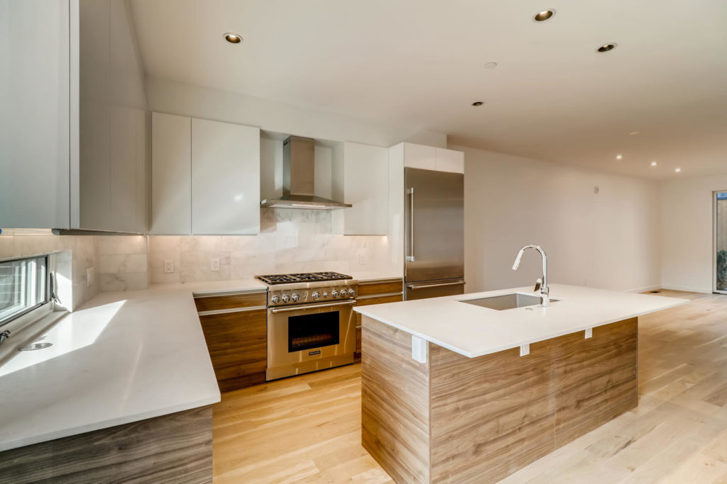 Kitchen with two-toned cabinets