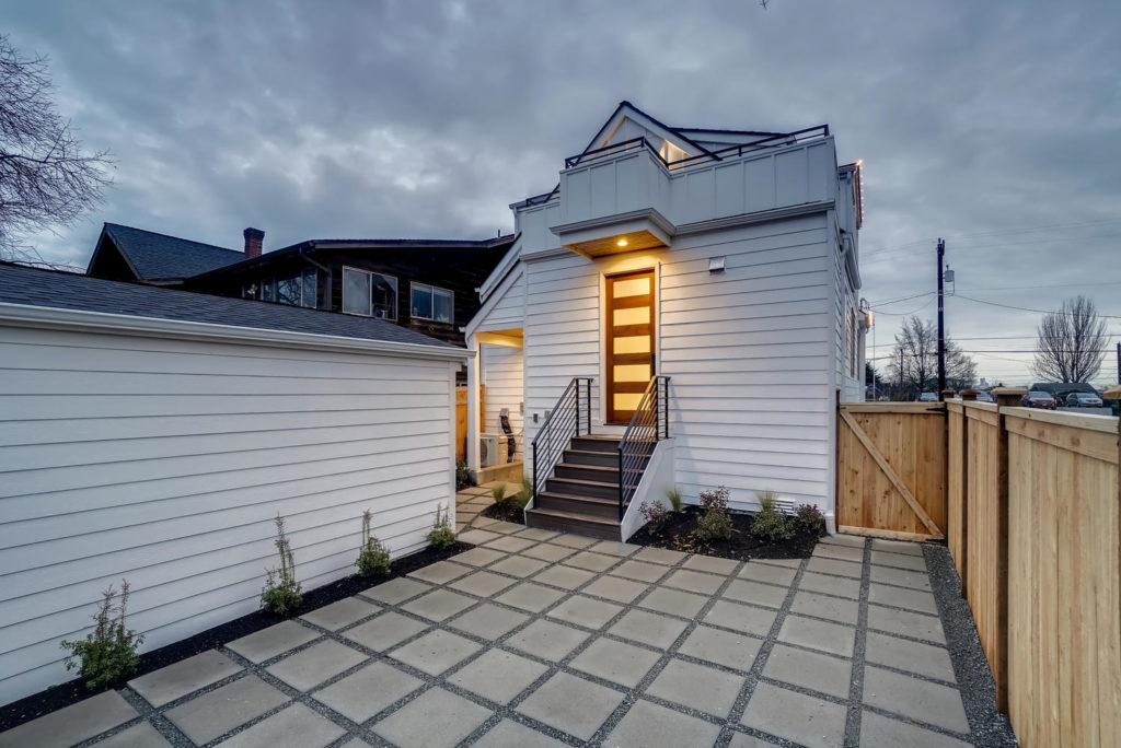 Backyard courtyard with pavers