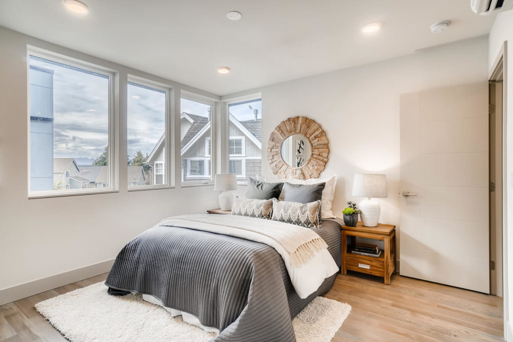 Bedroom with circle mirror
