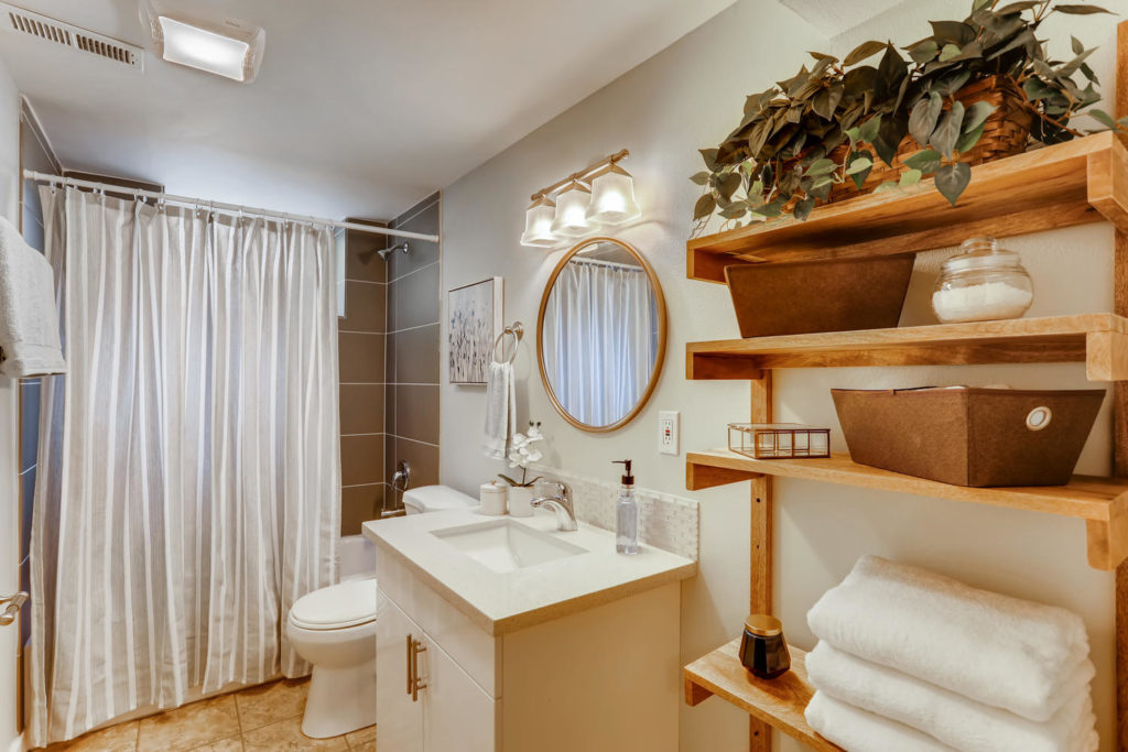 Modern and earthy bathroom