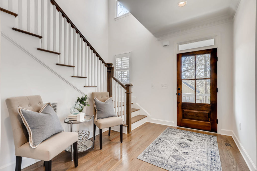 Foyer in Atlanta with sitting area