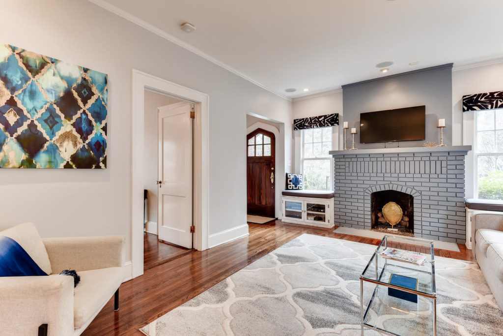 Atlanta Living room with fire place