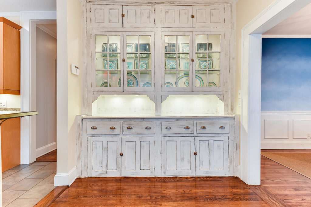 Vintage butler's pantry - white - Atlanta, GA