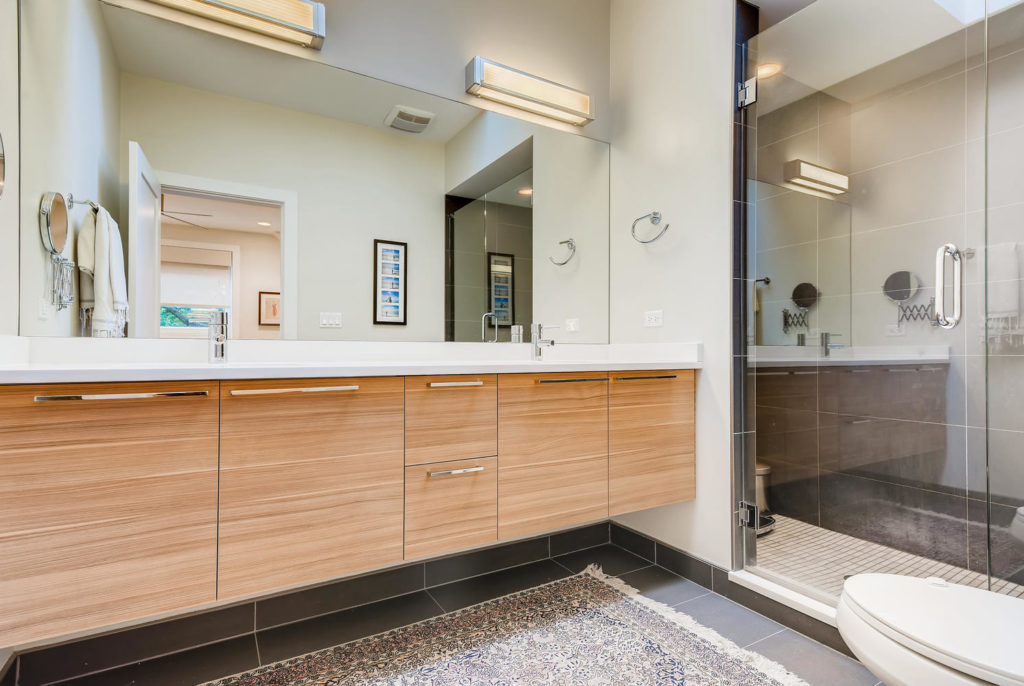 Chicago real estate photography - bathroom