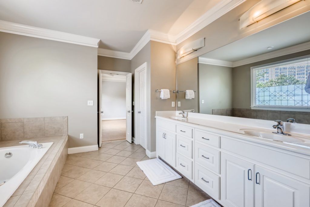 vacant bathroom real estate image - Decatur