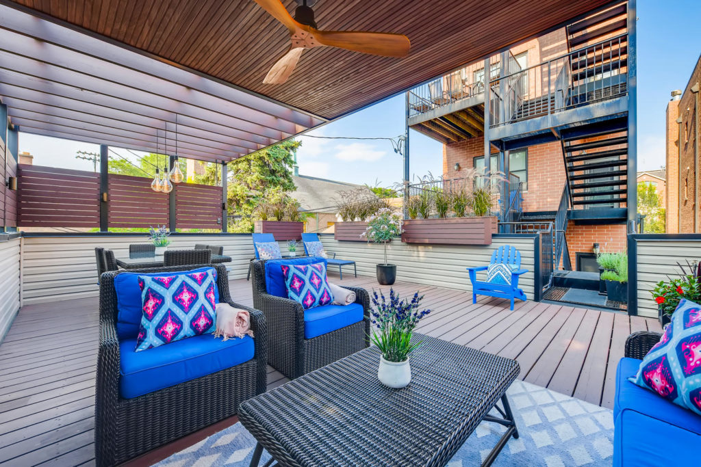 outdoor deck in Chicago - real estate image