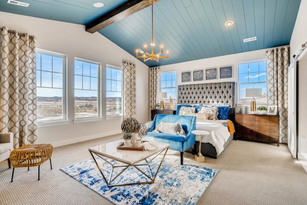 Bedroom with blue ceiling - Virtuance